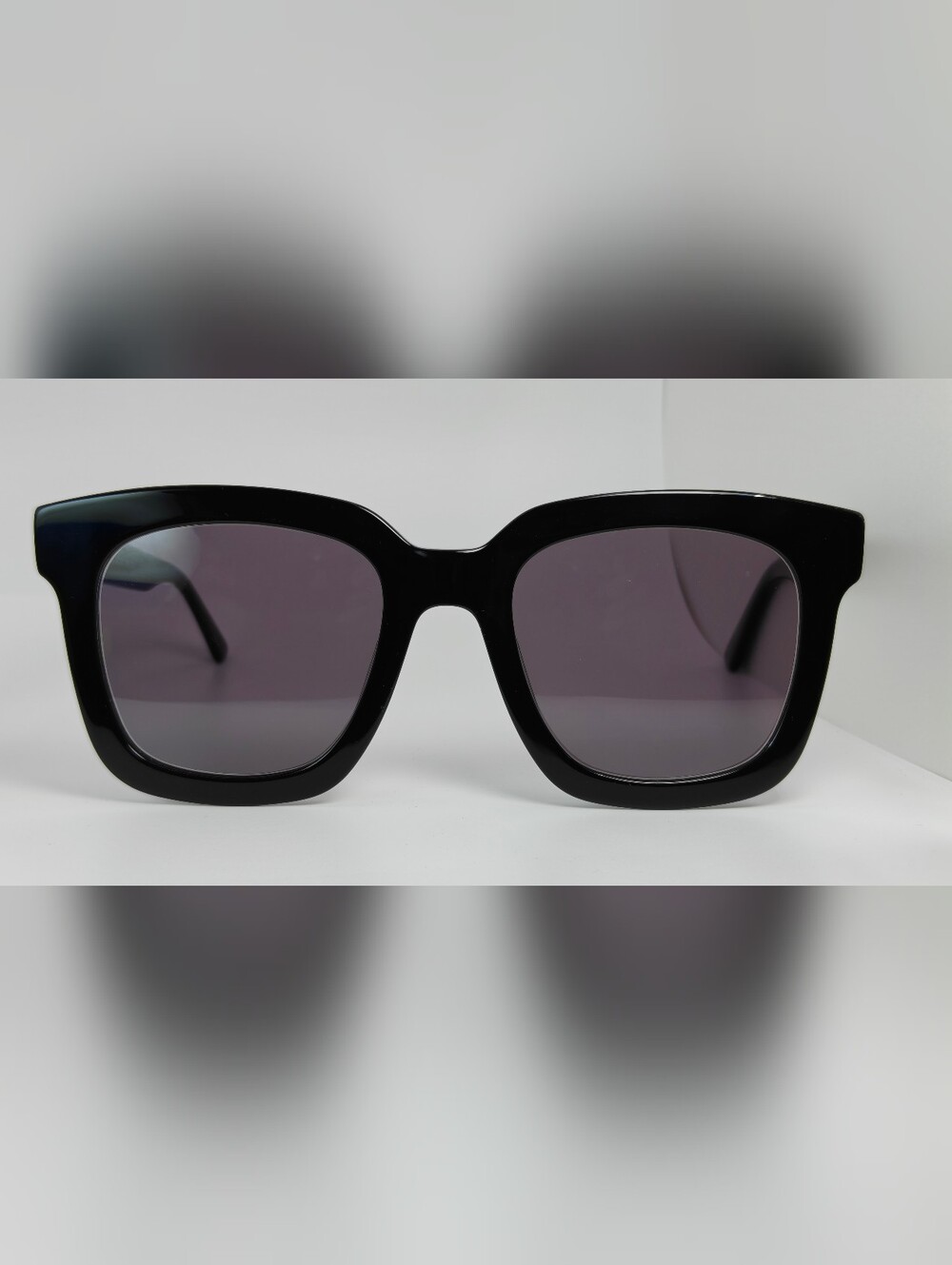 Los Angeles. Classic Black Square Women. Bold